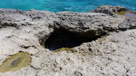 Video-Estático-De-Un-Agujero-En-Una-Roca-En-Exuma-En-Las-Bahamas.