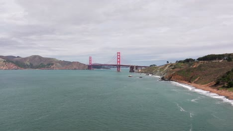 Disparo-Bajo-De-Un-Dron-Levantándose-Y-Mostrando-El-Puente-Golden-Gate-En-San-Francisco