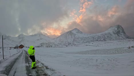 Touristen-Fotografieren-Die-Berglandschaft-Am-Strand-Von-Myrland,-Lofoten