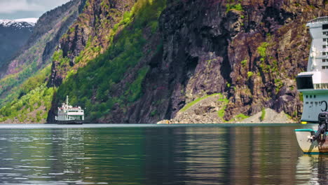 Zeitraffer-Eines-Schwimmenden-Bootes-In-Norwegen,-Das-Bei-Tageslicht-In-Flammen-Steht
