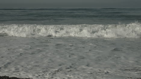 Ocean-waves-at-Torrey-Pines-State-Natural-Reserve-in-San-Diego,-California