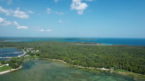 Drohnenansicht-Mit-Blick-Auf-Wald-Und-Ufer-Des-Lake-Michigan-Im-Door-County