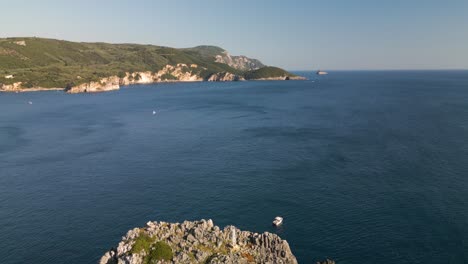Aerial-Pullback-Zeigt-Scharf-Strukturierte-Felsklippen-Und-Windgepeitschte-Gewässer-Von-Korfu-Griechenland