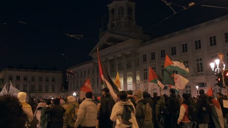 Pro-Palestine-rally-at-Place-Royale-by-Godefroy-de-Bouillon-statue