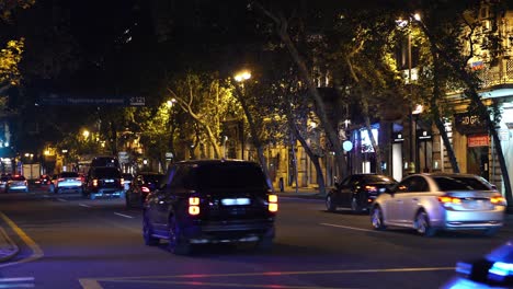 Baku,-Aserbaidschan,-Geschäftiger-Nachtverkehr-In-Der-Innenstadt,-Autos-Und-Straßenlaternen