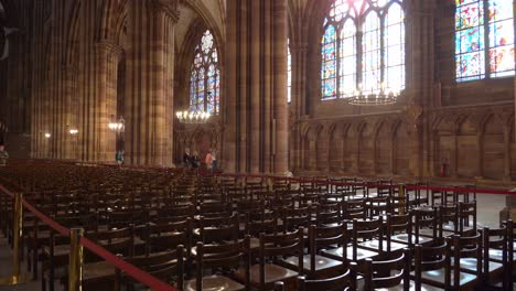 Los-Visitantes-Caminan-Por-La-Catedral-De-Nuestra-Señora-De-Estrasburgo.