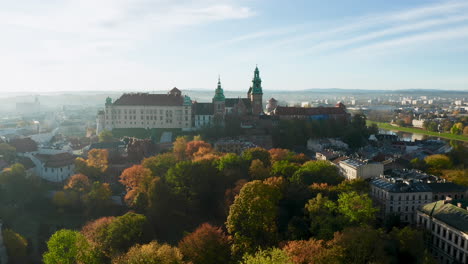 Panorama-of-Krakow-Old-Town-and-Wawel-Royal-Castle-at-misty-morning-during-autumn,-Krakow,-Poland