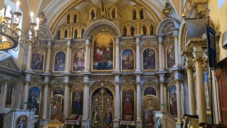 Innenraum-Der-Orthodoxen-Kirche,-Altar-Und-Heiligen-An-Den-Wänden