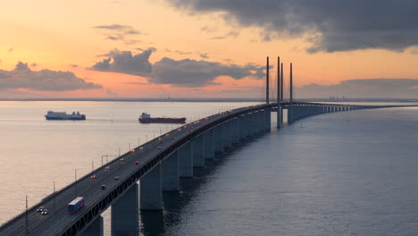 Verkehr-über-Die-Öresundbrücke-In-Der-Dämmerung-Zwischen-Dänemark-Und-Schweden