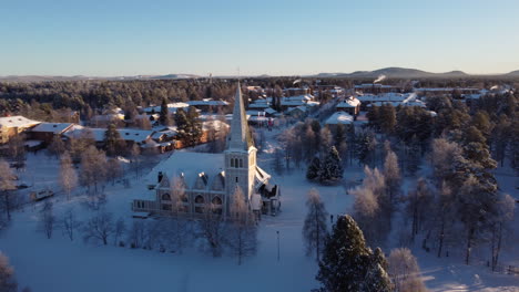 Hermosa-Iglesia-De-Madera-En-La-Ciudad-Invernal-De-Arvidsjaur-En-Suecia
