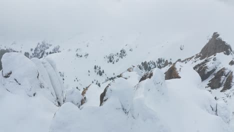 Schneebedeckte-Ciucas-Berge,-Teilweise-Durch-Wolkendecke-Verborgen,-Ruhige-Und-Heitere-Luftaufnahme