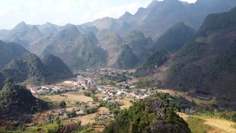 Malerische-Aussicht-Auf-Ein-Kleines-Dorf-In-Den-Bergen-Von-Vietnam