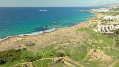 Vista-Aérea-De-Las-Tumbas-Históricas-De-Los-Reyes,-Cerca-De-La-Costa-De-Paphos,-Chipre.