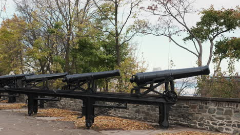 Eine-Reihe-Verwitterter-Eisenkanonen-Steht-Auf-Den-Steinwällen-Der-Stadt-Quebec