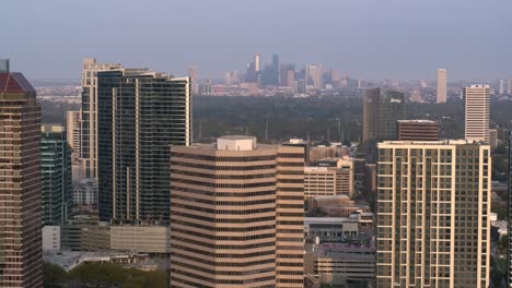 Hochwinkel-Luftaufnahme-Von-Gebäuden-Und-Der-Umgebung-Im-Südwesten-Von-Houston