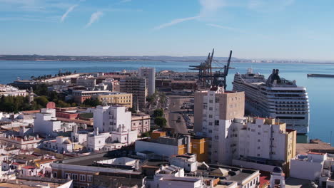 Vista-Aérea-Del-Crucero-Msc-Armonia-En-El-Puerto-De-Cádiz-España-Y-Barrio-Costero,-Disparo-De-Drones