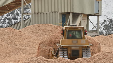 Bulldozer-Räumt-Sägemehl-In-Geschäftigem-Industriegebiet-Weg