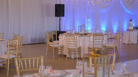 Stilvolle-Vergoldete-Stühle-Und-Tische-Bei-Der-Hochzeitsfeier-–-Weitwinkelaufnahme