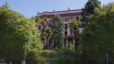 The-Hotel-Grande-Bretagne,-a-Luxurious-Hotel-Nestled-in-Bellagio,-Lombardy,-Italy---Wide-Shot