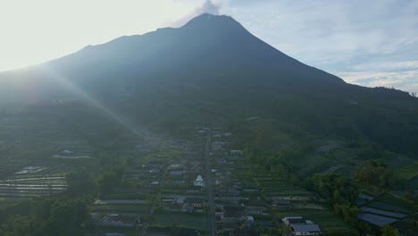 Vista-Aérea-Del-último-Pueblo-En-Las-Laderas-Del-Volcán-Merapi