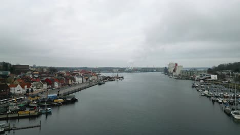Drone-Flight-over-the-harbour-of-to-the-historic-city-in-Flensburg,-Germany