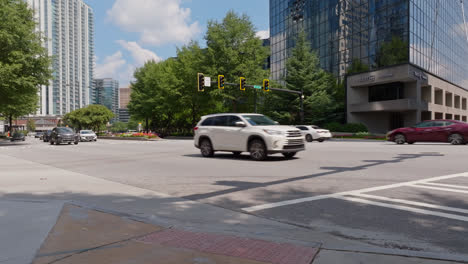 Rush-hour-in-main-street-of-american-town-during-sunny-day