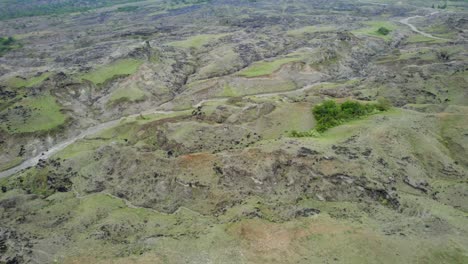 Desde-Imponentes-Acantilados-Hasta-Oasis-Escondidos-En-El-Corazón-Del-Desierto,-Cada-Fotograma-Revela-Una-Nueva-Maravilla-Esperando-Ser-Descubierta.