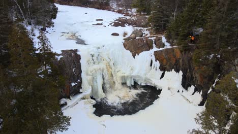 Erkundung-Gefrorener-Wasserfälle-Im-Winter-Im-Norden-Von-Minnesota