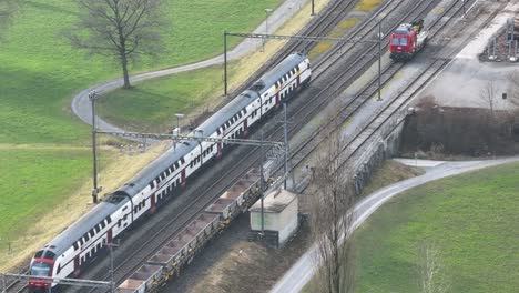 Schweizer-Eisenbahnknotenpunkt-In-üppiger-Grüner-Umgebung---Draufsicht