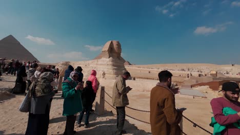 Numerous-tourist-take-pictures-in-front-of-Sphinx,-Giza-Plato,-Egypt