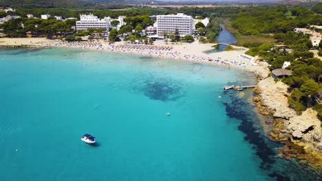 Eine-Drohne-Nähert-Sich-Langsam-Dem-Strand-Von-Playa-De-Canyamel,-Einem-Paradiesischen-Zufluchtsort-Auf-Der-Mittelmeerinsel-Mallorca-In-Spanien