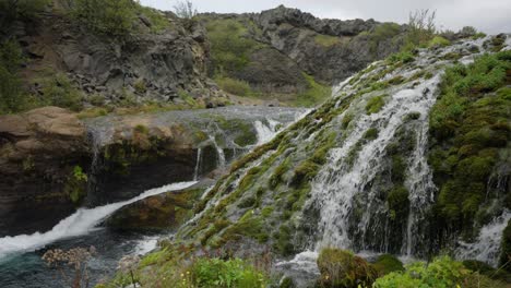 Wunderschöne-Ströme-Kleiner-Wasserfälle-Münden-In-Einen-Kristallklaren-Und-Sauberen-Fluss