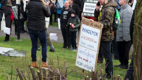 Menschen-Mit-Schildern-Protestieren-Gegen-Die-Covid-Vorschriften-In-Einem-Schwedischen-Park