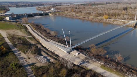 Toma-Aérea-De-La-Nueva-Pasarela-Colgante-Entre-Sorgues-Y-Sauveterre.