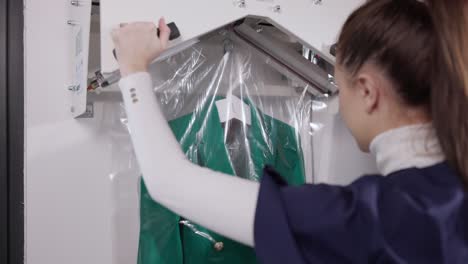 Wäschereiarbeiter-Verpackt-Chemisch-Gereinigten-Anzug-Mit-Einer-Bekleidungsverpackungsmaschine