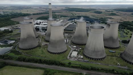 Vista-Aérea-De-La-Central-Eléctrica-Ratcliffe-on-soar-Orbitando-Las-Torres-De-Enfriamiento-Del-Embudo-Humeante-En-Nottingham