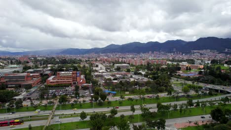 Explorando-La-Calle-26,-Bogotá,-Colombia.-Guiñar-A-La-Derecha