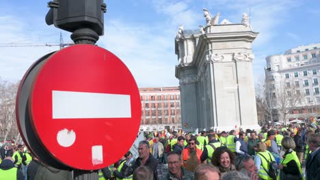 Los-Agricultores-Españoles-Y-Los-Sindicatos-Agrícolas-Bloquean-Las-Carreteras-Mientras-Se-Reúnen-En-La-Plaza-De-La-Independencia-En-Madrid-Para-Protestar-Contra-La-Competencia-Desleal-Y-Las-Políticas-Agrícolas.