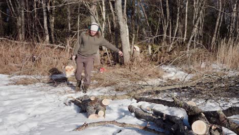 Der-Mann-Sammelt-Holz,-Um-Es-Im-Winter-Als-Brennholz-In-Indre-Fosen,-Provinz-Trondelag,-Norwegen-Zu-Verwenden-–-Statische-Aufnahme