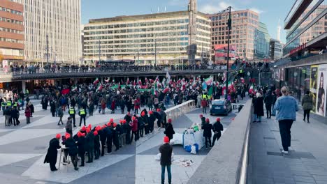 Amplia-Visión-De-Las-Banderas-En-Protesta-Contra-El-Régimen-Iraní-En-Suecia-En-2022