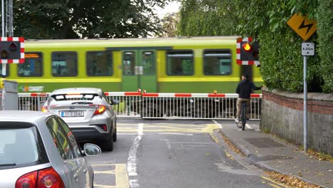 Dublin-Area-Rapid-Transit-System-Vorbei-Auf-Der-Straße-In-Dublin,-Irland