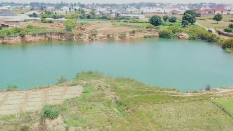Un-Lago-Formado-Por-Una-Presa-Natural-Cerca-De-Jos,-Nigeria---Paralaje-De-La-órbita-Aérea