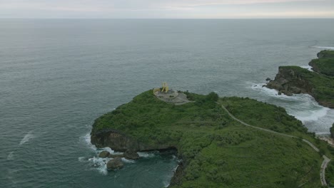 Drohnenansicht-Des-Fischdenkmals-Auf-Dem-Grünen-Korallenfelsen