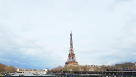 Hermosas-Vistas-De-La-Torre-Effeit-Desde-El-Río-Por-La-Tarde.