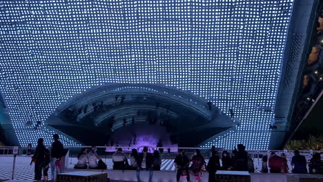Dubai-Expo-2020-Emiratos-Árabes-Unidos,-Exhibiciones-Futuristas-Y-Personas-Frente-Al-Edificio-De-Exposiciones.
