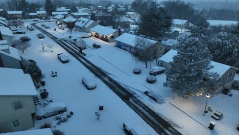 Barrio-Nevado-En-Un-Suburbio-Americano-Por-La-Noche