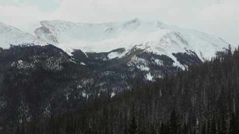 Berthoud-Paso-De-Berthod-Jones-Parque-De-Invierno-Nevado-Invierno-Colorado-Alta-Elevación-Aérea-Cinematográfico-Dron-Paralaje-Montañas-Rocosas-Pico-I70-Escénico-Paisaje-Vista-Autopista-80-Borde-De-La-Carretera-Bosque-Nacional-Movimiento-Correcto