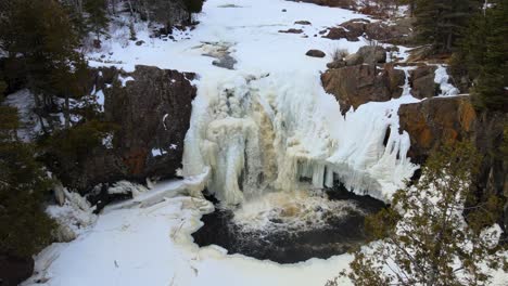 Schöner-Wasserfall-Mitten-Im-Wald-Im-Winter-Von-Gooseberry-Falls,-Minnesota