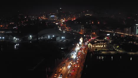 Flug-über-Der-Autobahnbrücke-In-Istanbul-Zwischen-Den-Bezirken-Beyoglu-Und-Eminönü-Bei-Nacht