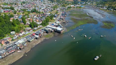 Luftdrohnenüberflug-über-Die-Castro-Wasserstraße-Mit-Traditionellen-Booten-Und-Häusern,-Chile-Chiloe,-4k